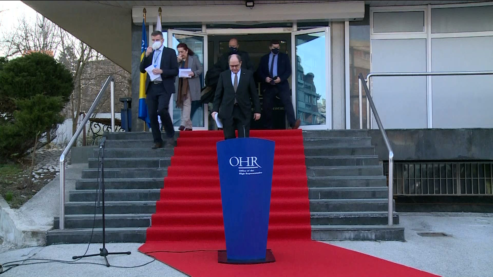 Kako dani odmiču, buka sve glasnija, a Schmidt sve šutljiviji